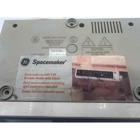 Vintage GE Spacemaker Undercabinet AM/FM Kitchen Radio with Clock Model 7-4212B - Picture 3 of 6